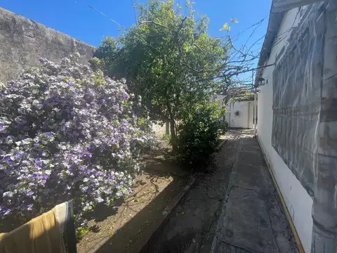 CASA A RECICLAR O REMODELAR, EN EXCELENTE UBICACION 