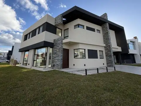 Casa a estrenar 4 ambientes. Principado San Vicente