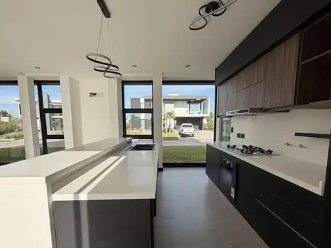 Casa a estrenar 4 ambientes. Principado San Vicente