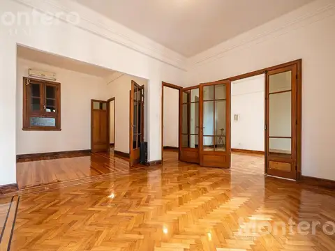 Semipiso estilo francés con balcón sobre Av. Córdoba