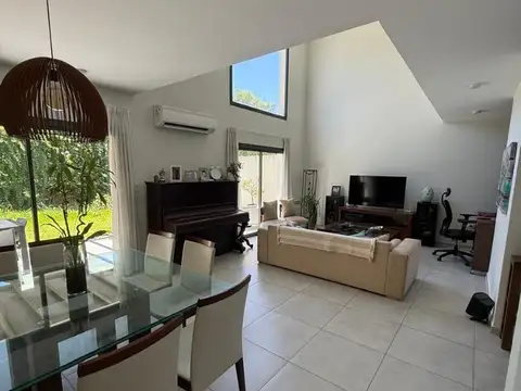 Casa 3 ambientes con 2 baños