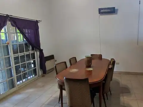 Casa 4 ambientes con 2 baños