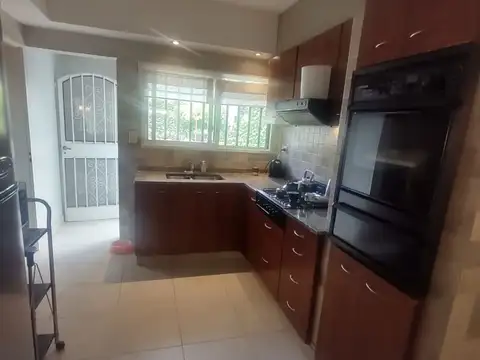 Casa 6 ambientes con 2 baños
