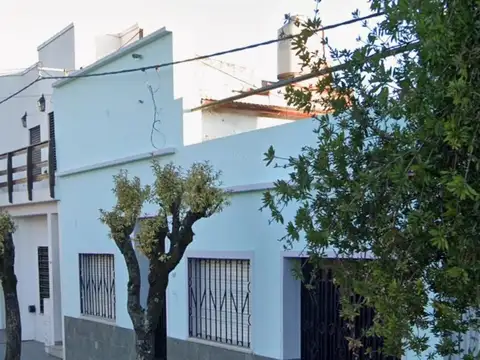 Casa 2 dormitorios. Apta crédito.