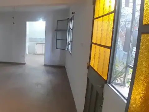 CASA DE 2 DORMITORIOS CON COCHERA INGRESO COMPARTIDO
