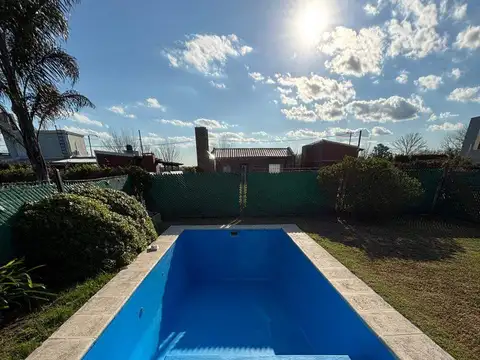 Casa en Alquiler con 2 cocheras