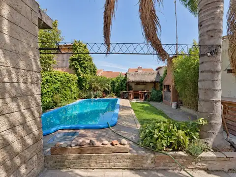 VENTA CASA 4 AMBIENTES CON PILETA, QUINCHO Y PARRILLA - SAN JUSTO