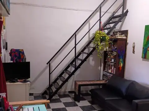 ph tipo casa de 3 ambientes y medio al frente con patio