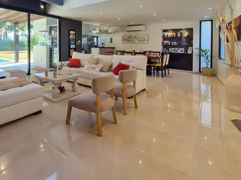 Casa en Venta 5 ambientes en Saint Matthew's Pilar - Pileta - Quincho - Jardín