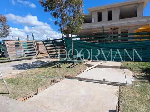 Casa en Venta con 3 cocheras