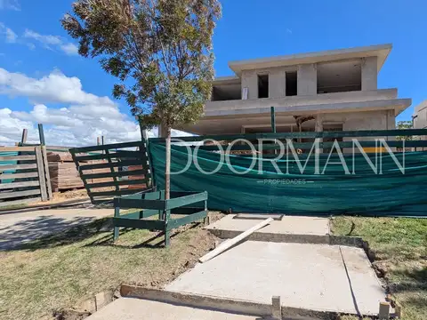 Casa 6 ambientes con 5 baños