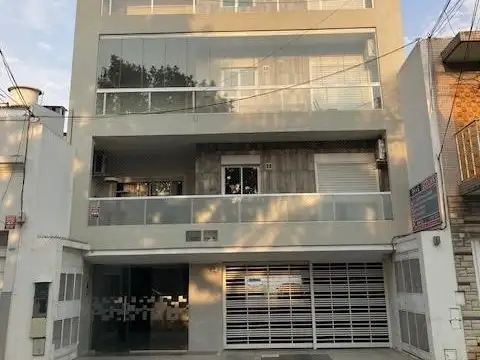 Excelente monoambiente divisble con patio a estrenar