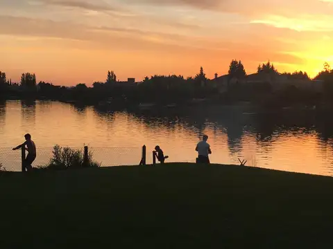 Casa en venta de 4 dormitorios, en Santa Bárbara, a la laguna central, excelente vista y orientación