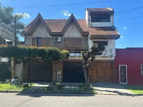 VENTA DE CASA CON LOCAL COMERCIAL Y COCHERA