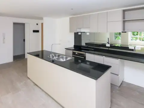 ALQUILER 4 AMBIENTES CON COCHERA. SUPER LUMINOSO