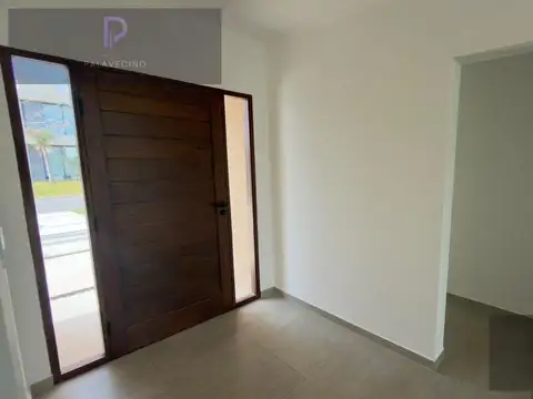 Casa en Alquiler con 2 cocheras