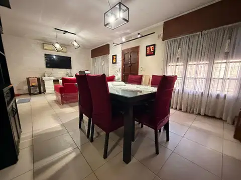 Casa 6 ambientes con 2 baños
