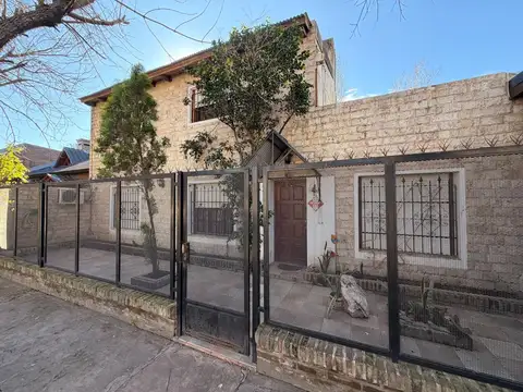 CASA 5 DORMITORIOS EN PARQUE FIELD PATIO PILETA COCHERA