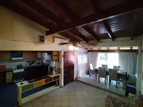 Casa 4 ambientes con 2 baños