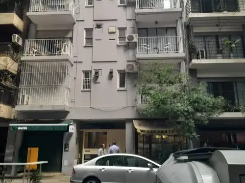 Amplio Monoambiente Divisible al Frente con Balcón.