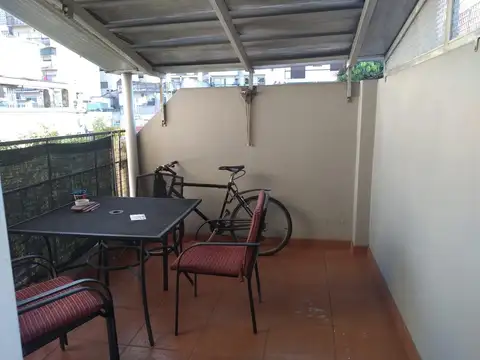 Alquiler temporal. Un ambiente con terraza propia  Flores