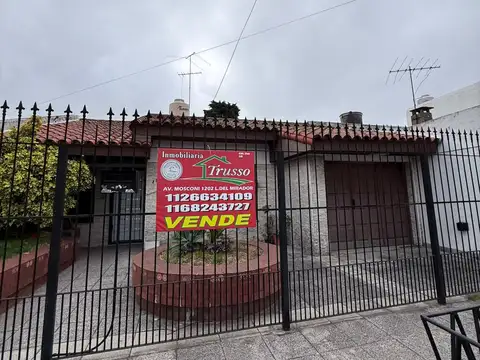 Chalet 4 ambientes Lomas del mirador con patio y terrraza