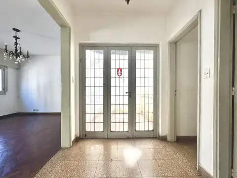 Casa 8 ambientes con 2 baños