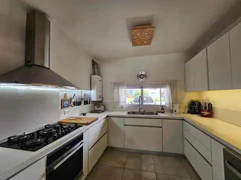 Casa en Alquiler con 6 cocheras