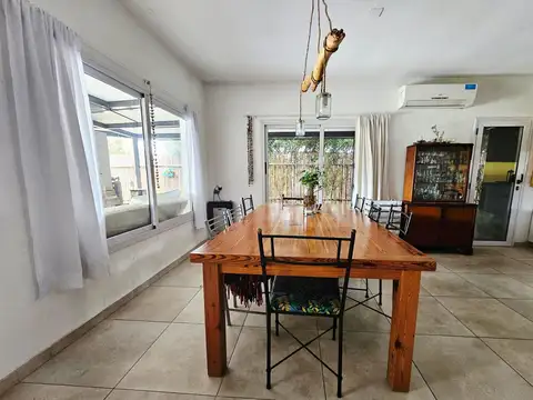 Casa 4 ambientes con 2 baños