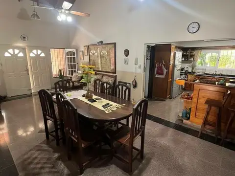 Casa 4 ambientes con 2 baños
