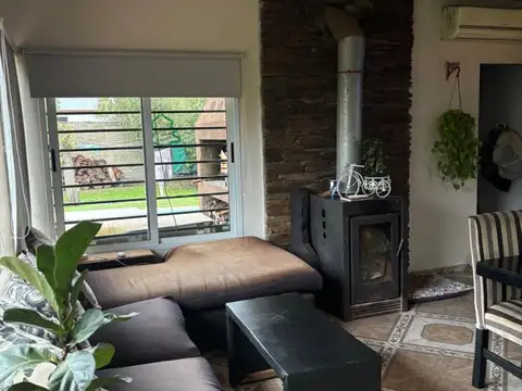 Casa 4 ambientes con 2 baños
