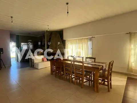 Casa 4 ambientes con 2 baños