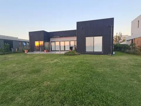 Casa 6 ambientes con 2 baños