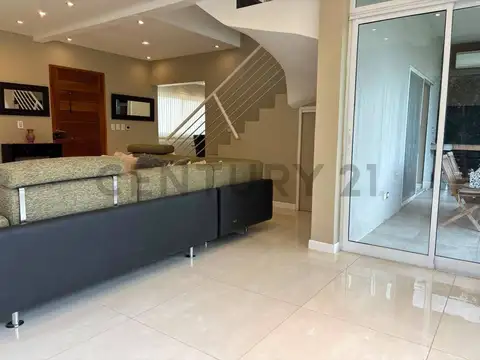 Casa en Alquiler con 2 cocheras