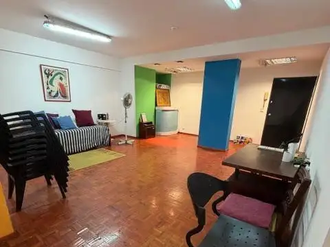 Oficina con terraza propia – ideal inversión – cerca del Congreso )