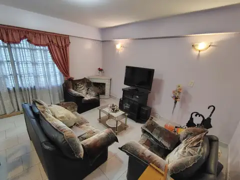 Casa en Venta con 3 cocheras