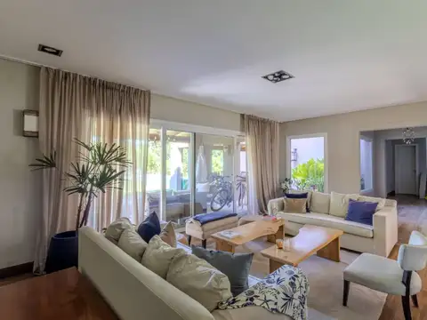 Casa 7 ambientes con 3 baños