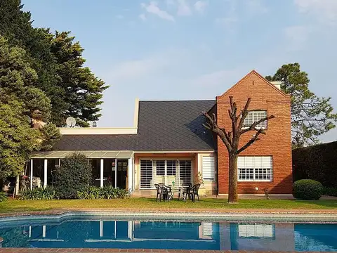 Casa de 5 ambientes en venta en Country El Rodal. Esteban Echeverría.