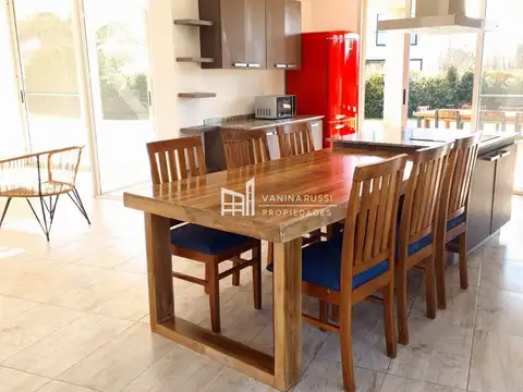 Casa 5 ambientes con 4 baños