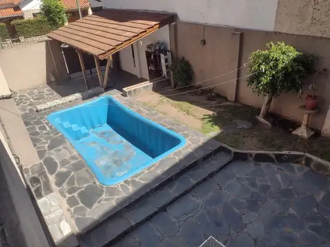 Casa 6 ambientes con 2 baños