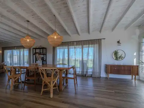 Casa 4 ambientes con 2 baños