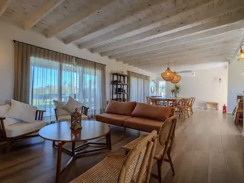Casa en Alquiler con 1 cochera