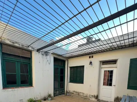 Casa de pasillo a reciclar. Dos dormitorios, cocina, baño y