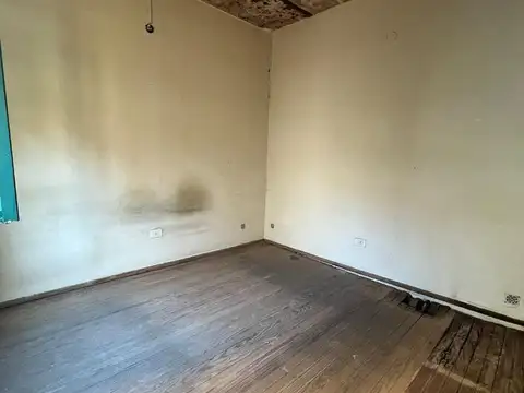 Casa de pasillo a reciclar. Dos dormitorios, cocina, baño y