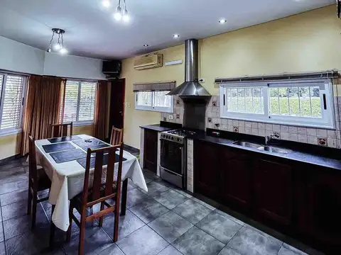 Casa 4 ambientes con 2 baños
