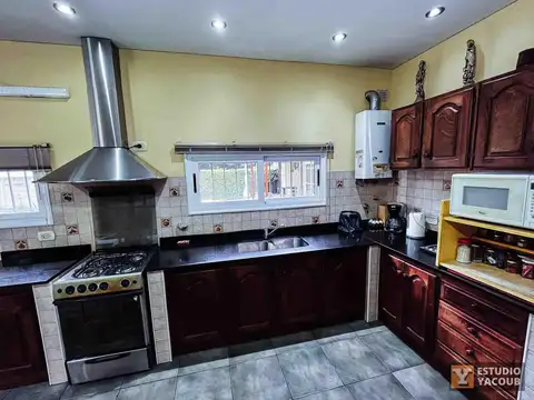 Casa en Venta con 2 cocheras