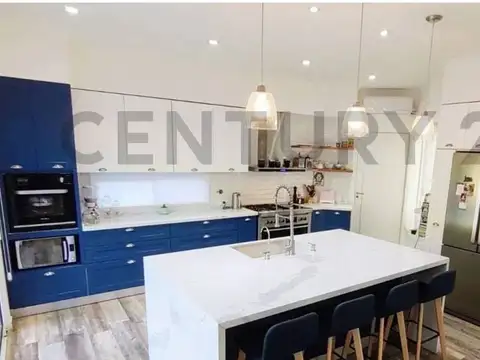 Casa en Venta con 4 cocheras