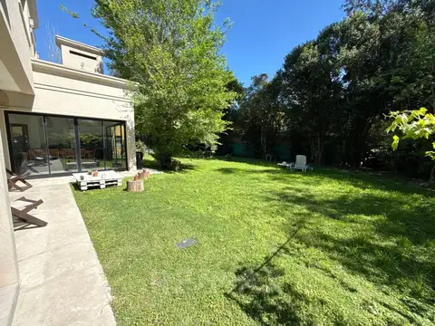 Casa 6 ambientes con 2 baños