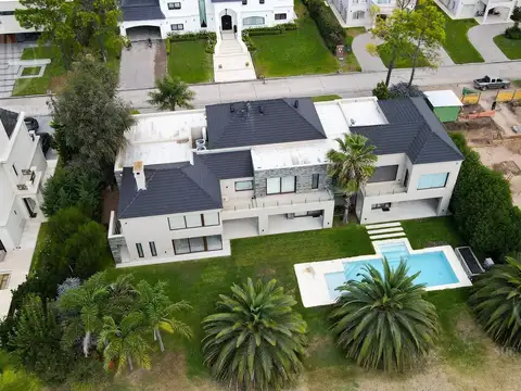 Casa en Venta con 11 cocheras