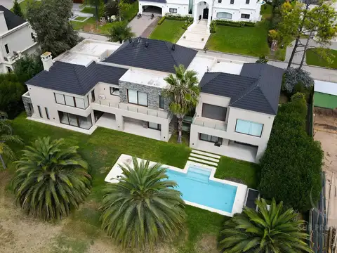 Casa 7 ambientes con 5 baños